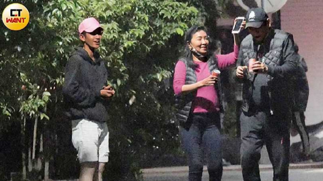 王爸與王媽到大廈對面、柯家的酒吧找柯震東聊天,還向他要了2瓶可樂解渴。(圖/CTWANT授權使用)