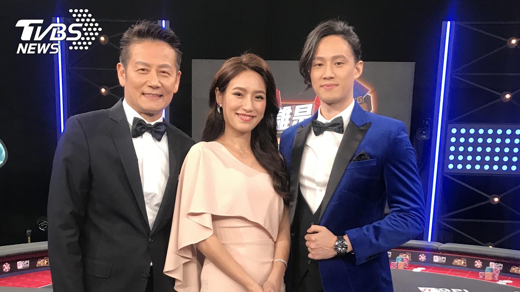 徐新洋(圖右)和洪藜恩(圖中)搭檔主持《誰是撲克王》,乃哥是首集大來賓。(圖/東風提供)