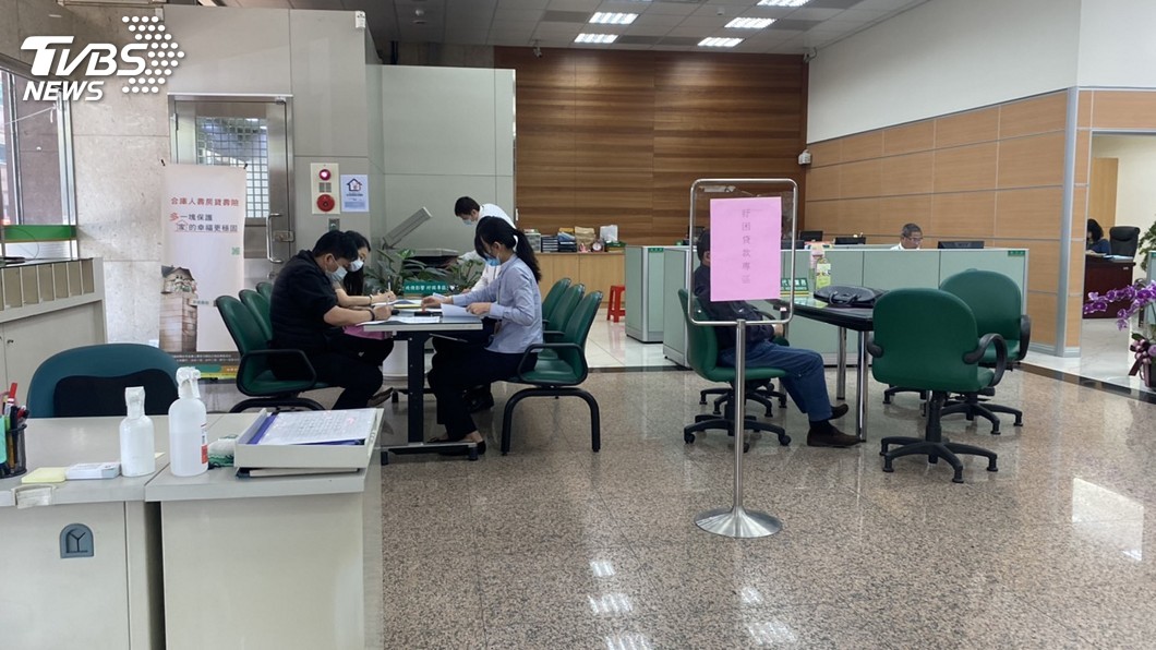 勞工10萬元紓困貸款首日開辦　民眾反應踴躍