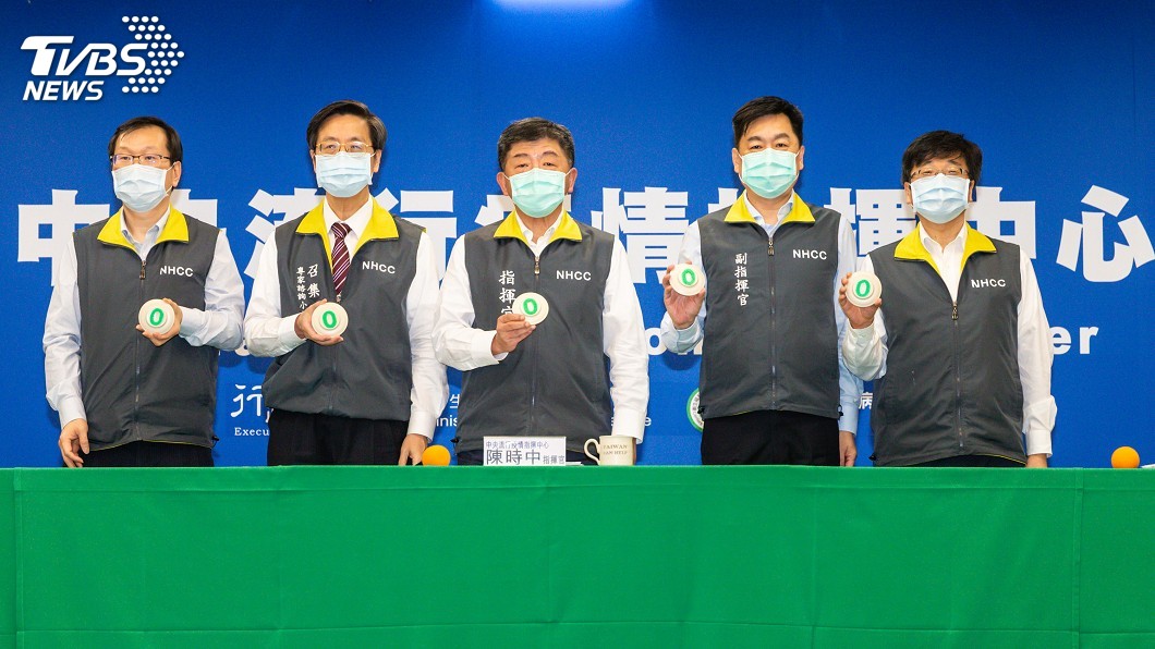 連5+0!陳時中秀0字樣杯蓋 宣布啟動防疫新生活運動