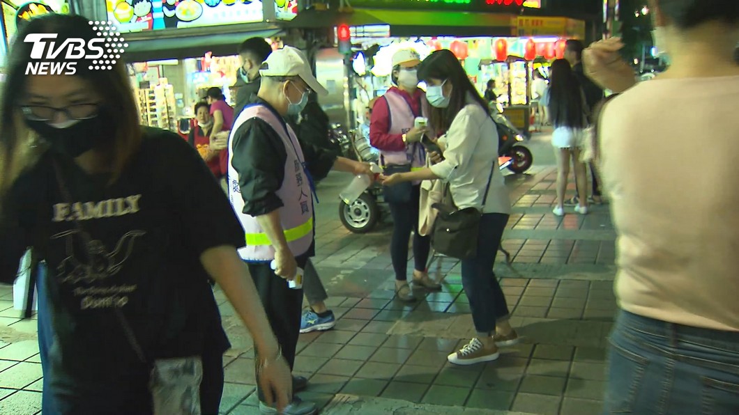 零確診助攻!夜市人潮擠爆 民眾:掛零安心