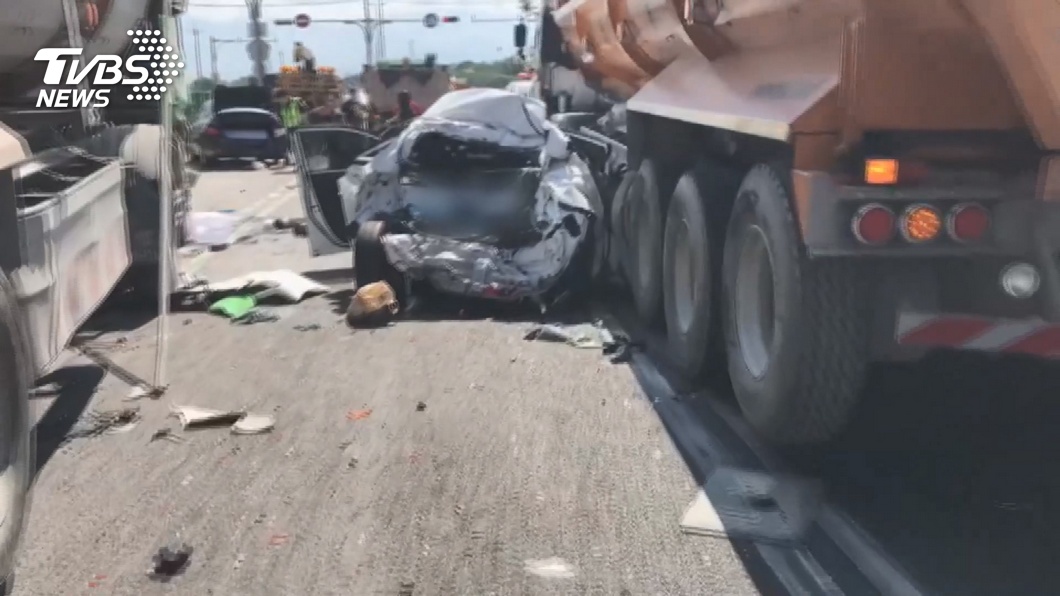車尾凹陷! 4砂石車3轎車追撞 7人受傷