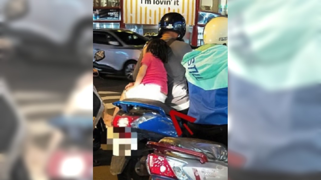女童「沒安全帽側坐」在父親背上睡著　網怒：不想養了？
