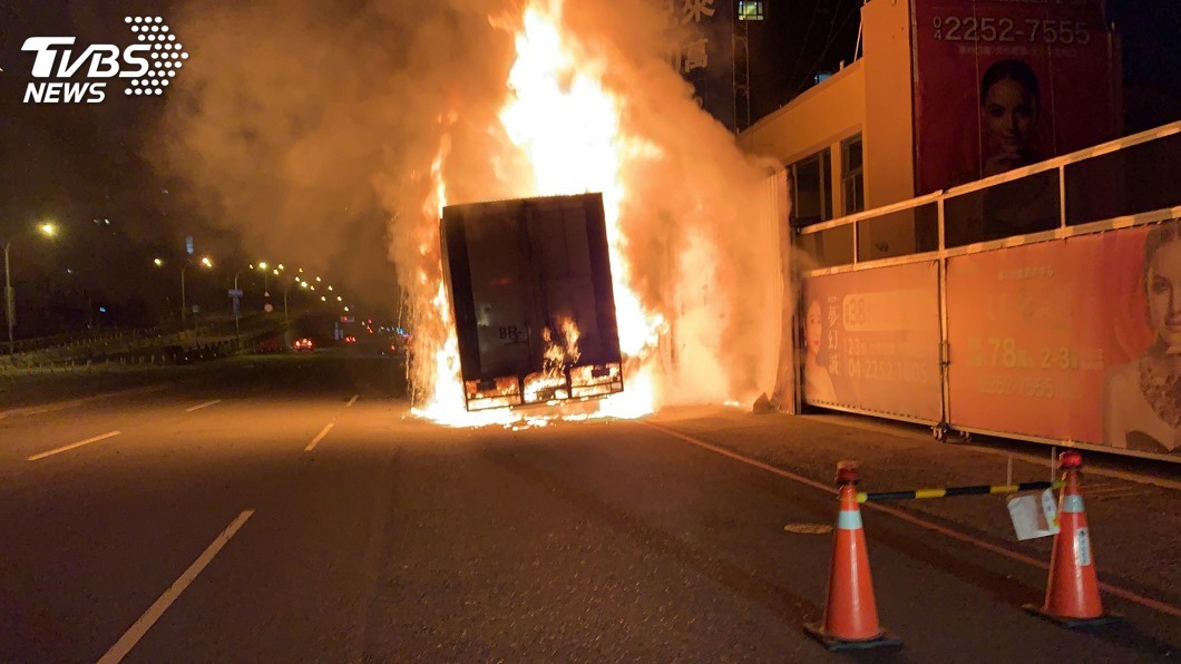 駕駛發現車輛異常急下交流道 大貨車突起火燃燒