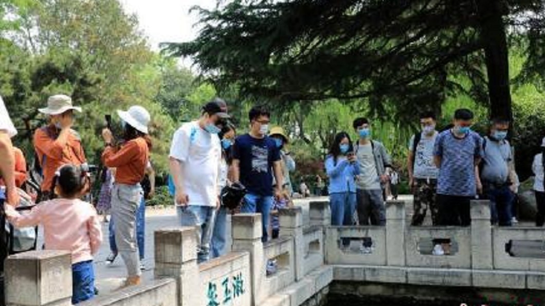 陸摘口罩人越來越多　官方疾呼：防控莫放鬆