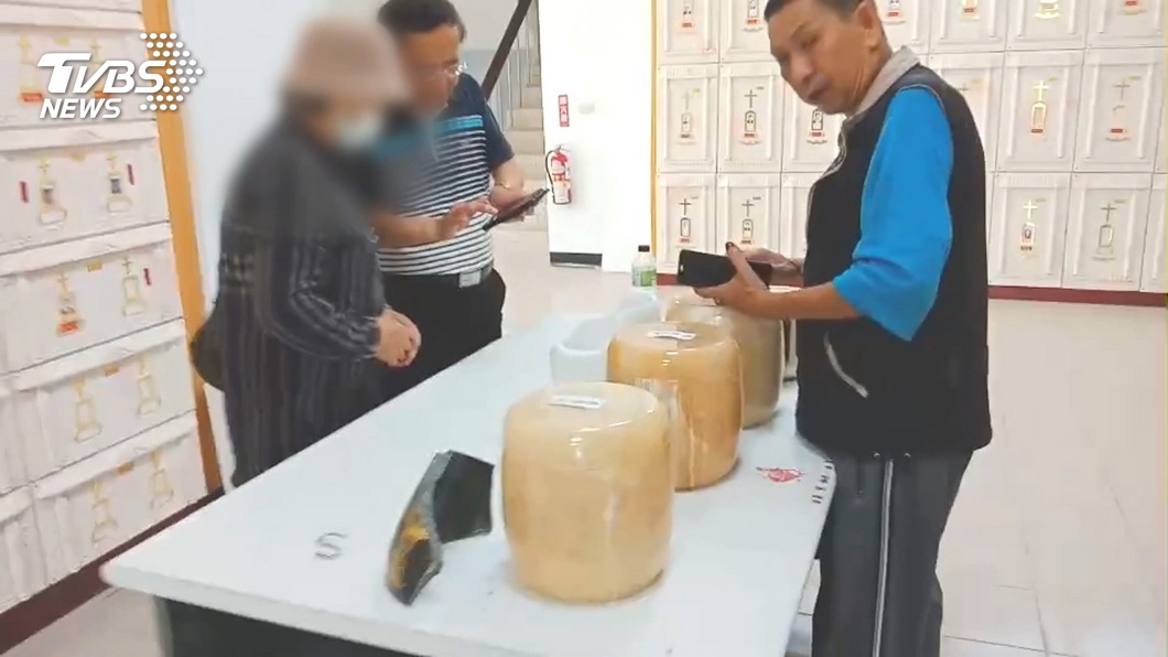 都混在一起!地牛翻身 摔破12個骨灰罈