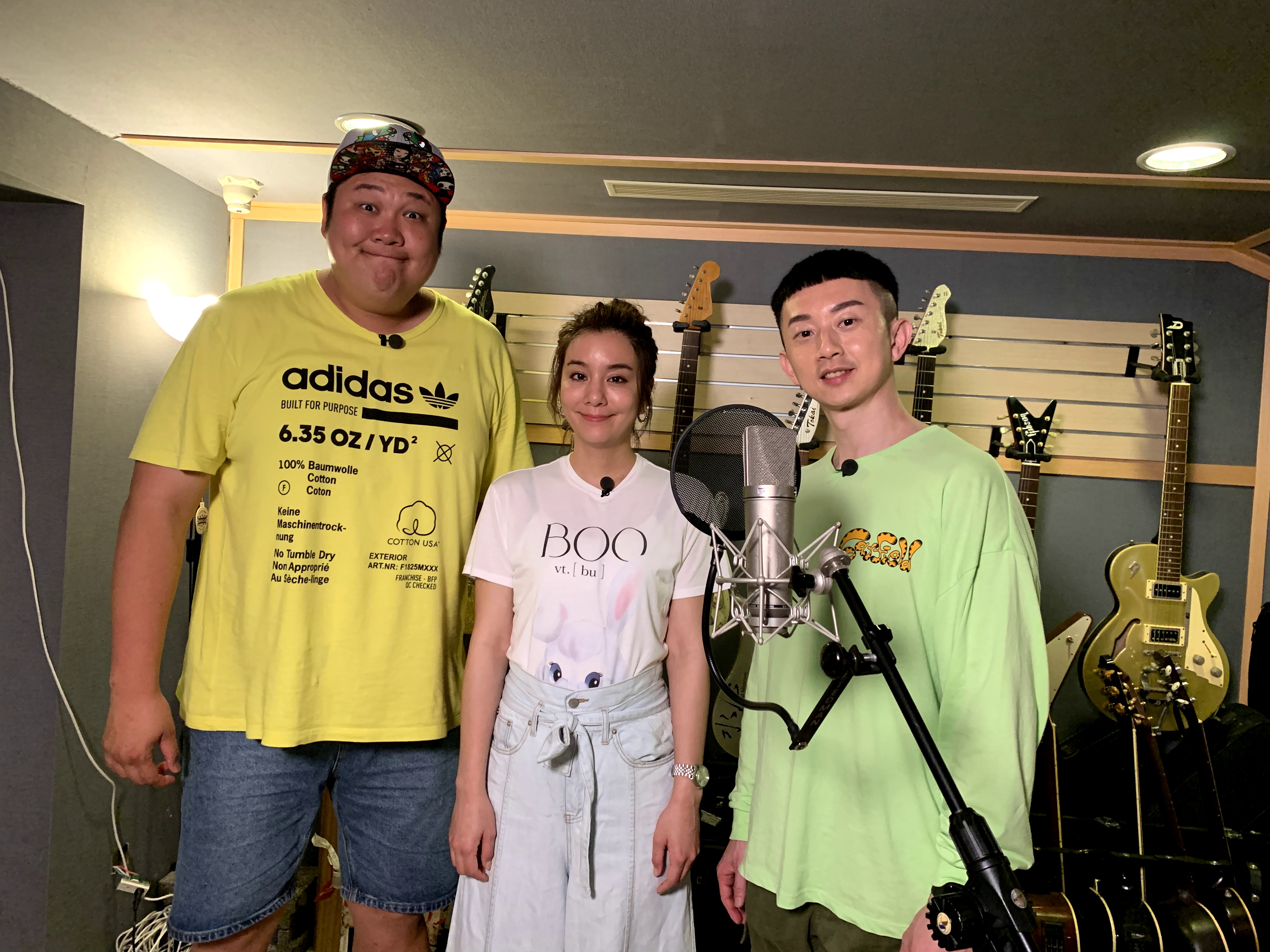 在錄音室完成單曲後的三人