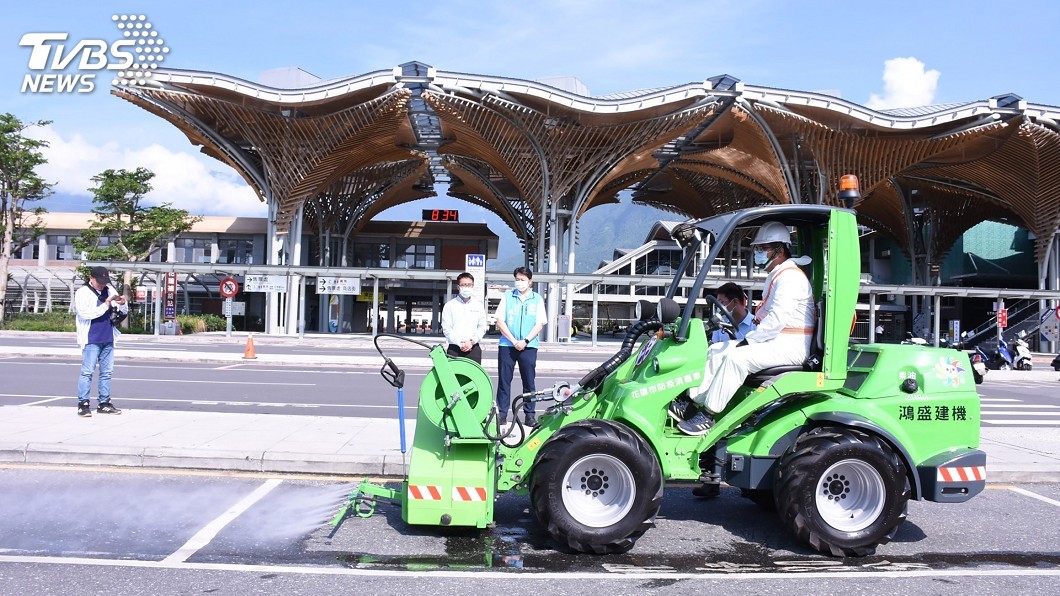 公所民間攜手防疫 多功能車消毒花蓮火車站