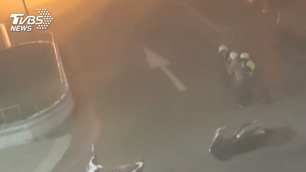 還動!違規男怒嗆欲肘擊 警拿安全帽反制
