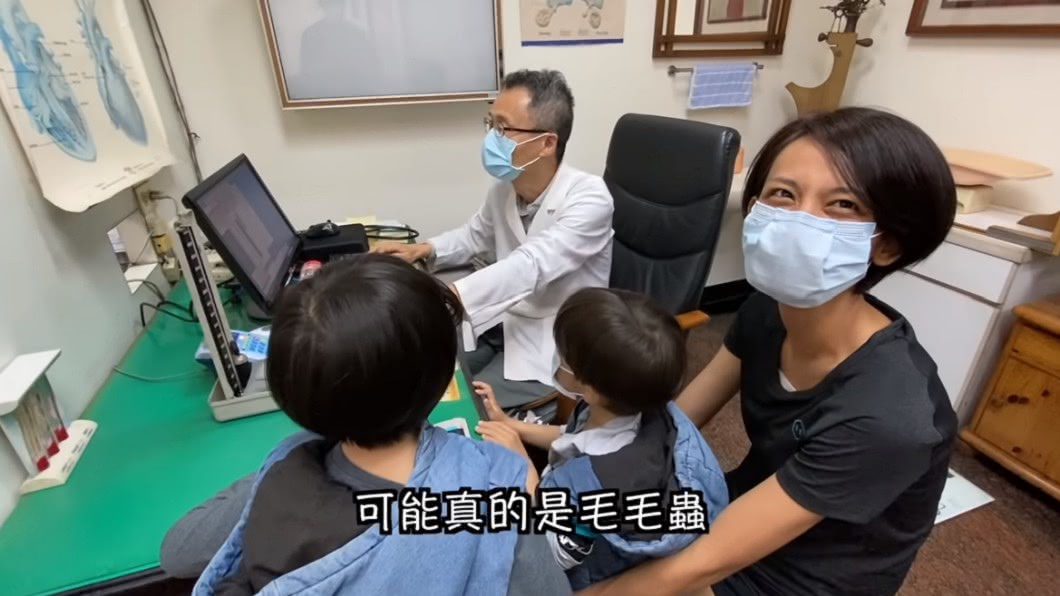宥勝夫妻急帶兒子就醫。(圖／翻攝自YouTube宥勝去哪兒頻道)