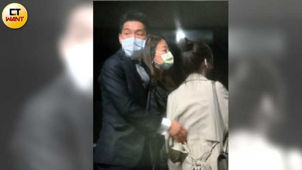 藍蔚文頻頻扶著王心凌美背,似乎片刻都不想分開。(圖/CTWANT授權使用)