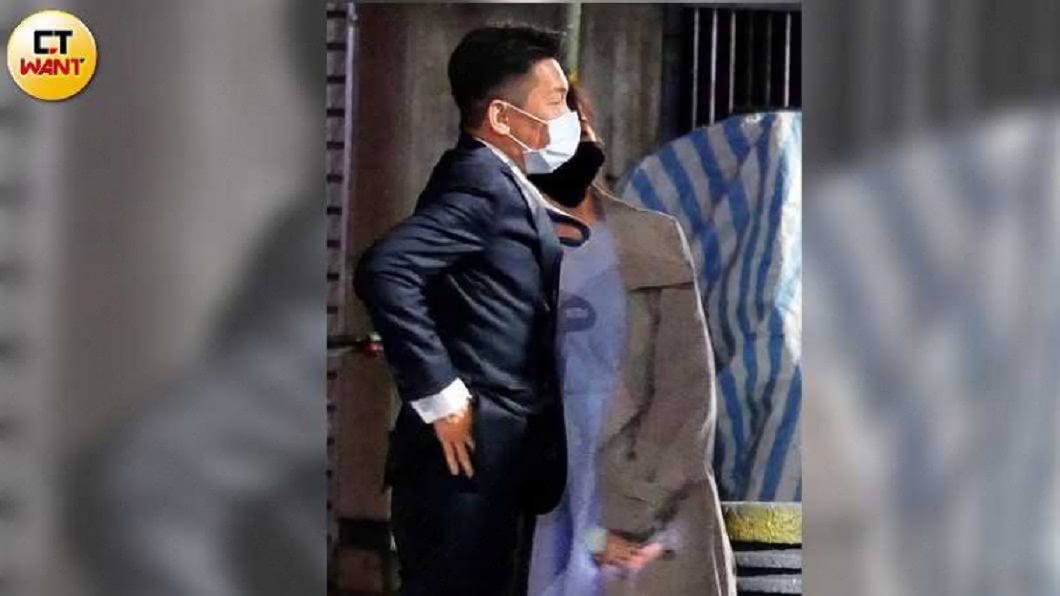 情到濃時加上補湯催化,王心凌不自禁地依偎著藍蔚文。(圖/CTWANT授權使用)