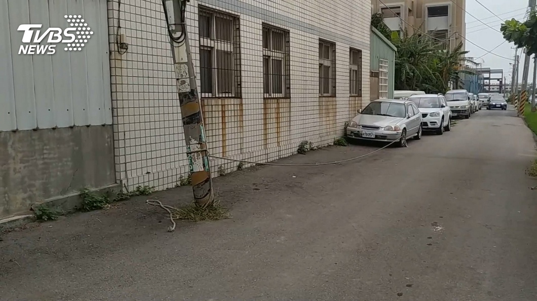 車停路旁遭鎖 屋主:電桿內為私人用地