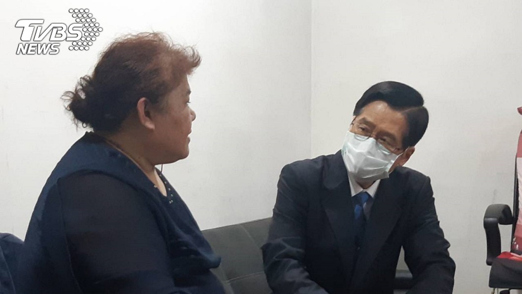 快訊/黃姓中尉家屬籲還原輕生真相 嚴德發探慰