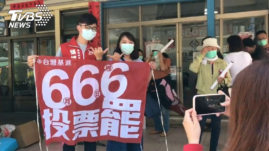 罷韓倒數計時　民團啟動百大路口人體看板