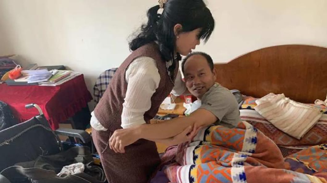 婦人的丈夫20年前因為一場車禍意外導致癱瘓。(圖/翻攝自陸網)