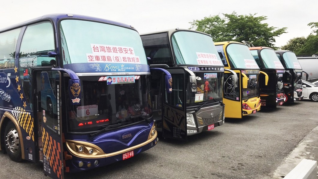 25輛遊覽車「空車環島」　拜訪旅遊同業彼此打氣