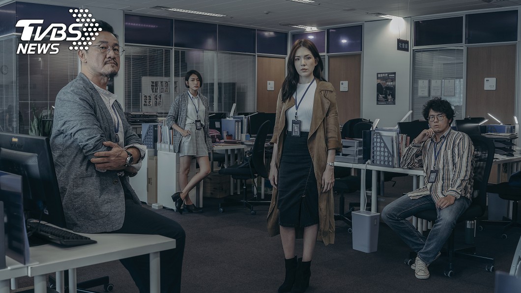 許瑋甯在《誰是被害者》中飾演嗜血女記者。(圖／Netflix提供)