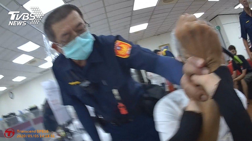 員警見狀及時奪下攔阻,避免意外發生。(圖/TVBS)