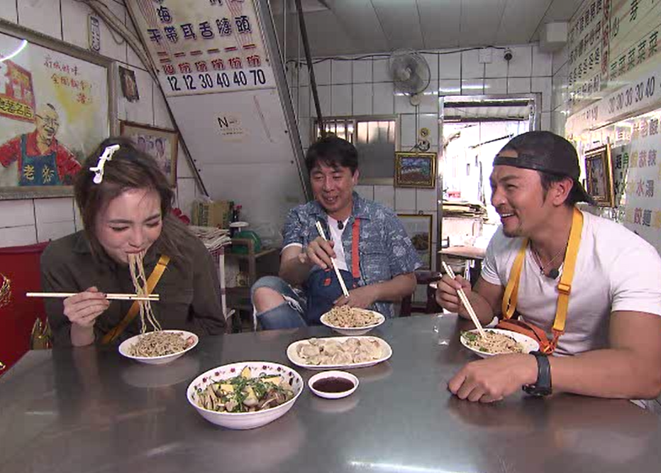 舒子晨吃意麵,好吃到狼吞虎嚥