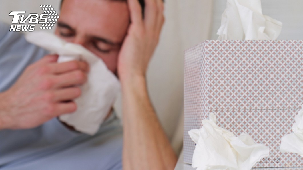 頭痛狂流鼻水!他舔完驚「甜甜有腥味」 醫:腦那邊破洞