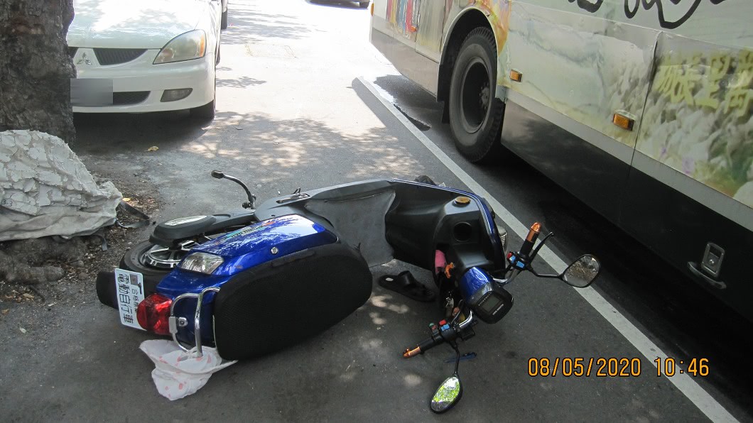 中市公車擦撞電動機車 婦摔進車底下遭輾過不治