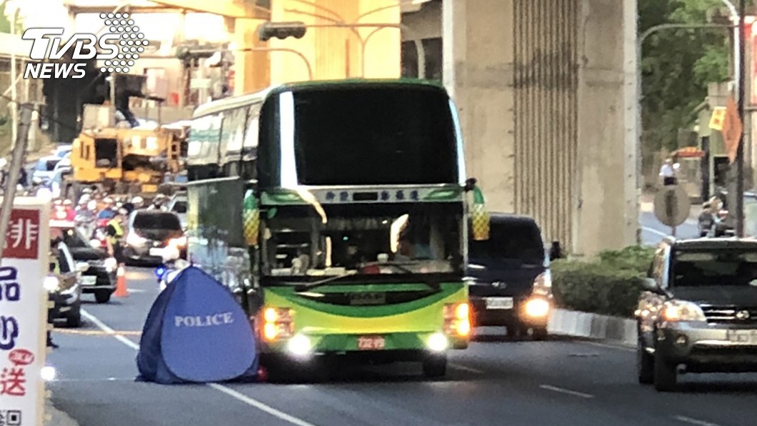 傷心母親節 女騎士遇路邊開車門害倒地遭輾斃