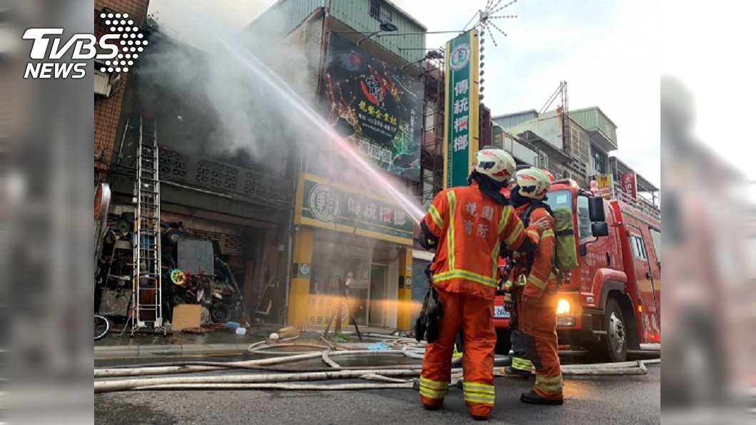 桃園民宅凌晨大火釀1死 另有5人獲救其中1人送醫