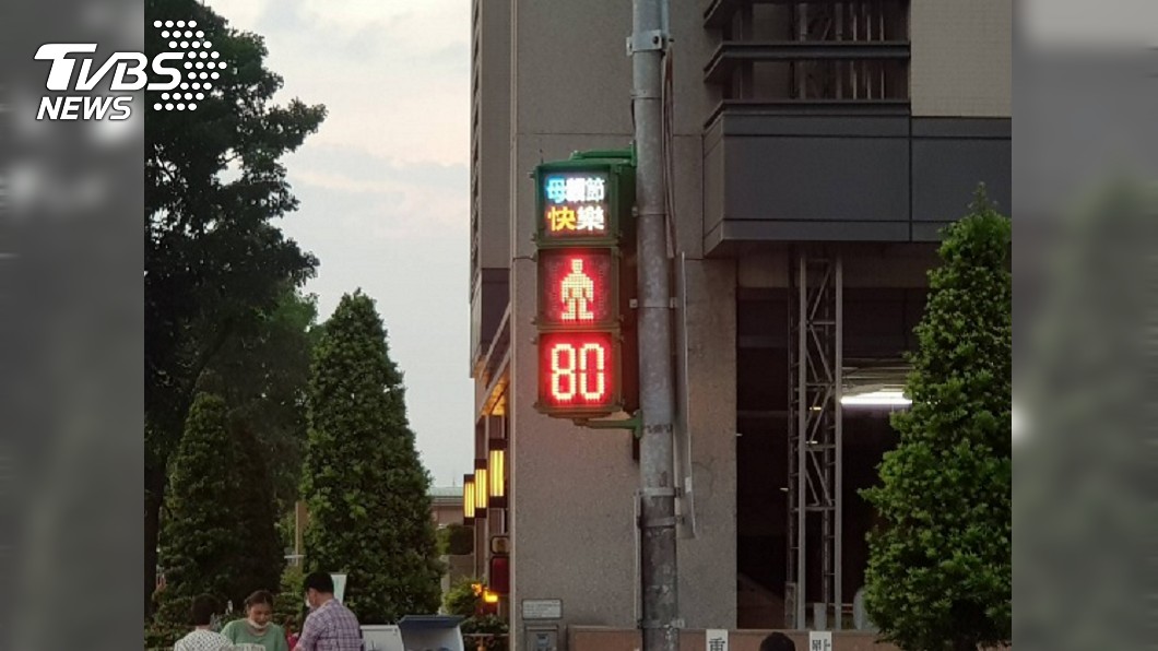 應景母親節 中市康乃馨版小綠人路口送愛