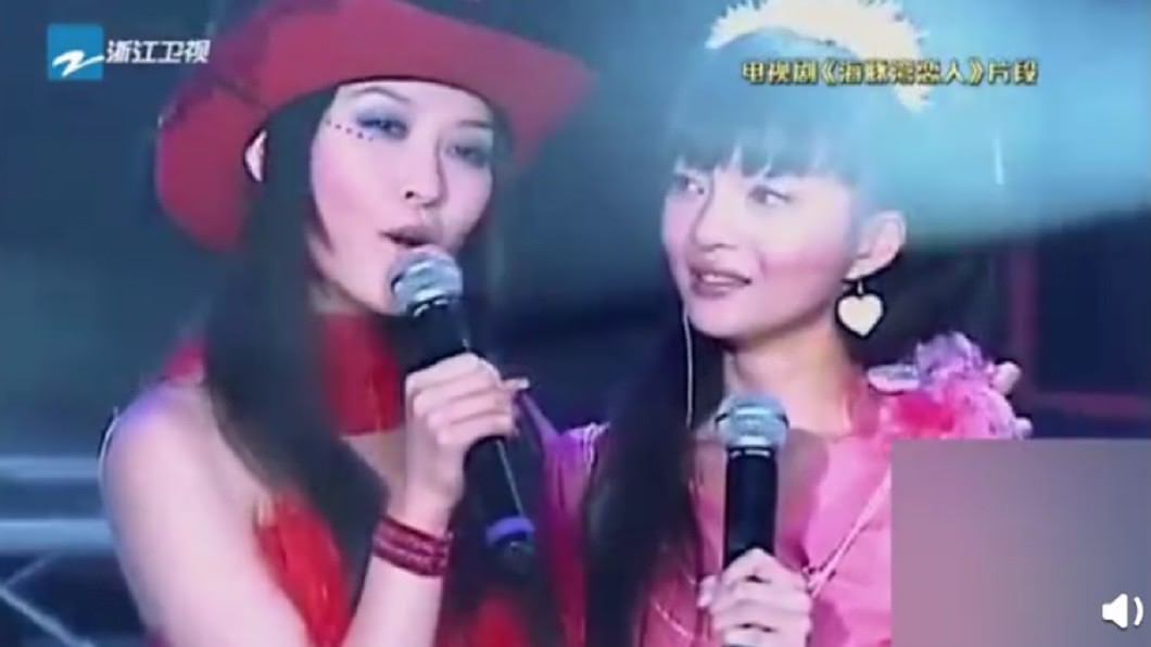 張韶涵和徐潔兒多年前一起合唱的珍貴畫面。（圖／翻攝自微博）
