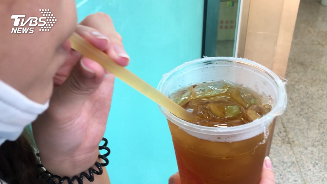 悲劇了！　居家檢疫男6天喝25杯飲料尿出血