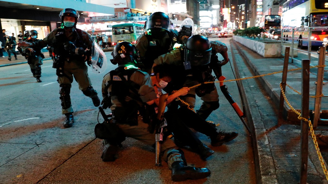 香港母親節「行街」示威 旺角夜200人被捕