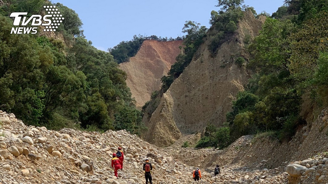 火炎山峽谷懸崖凶險 林務局加強警示籲山友自律