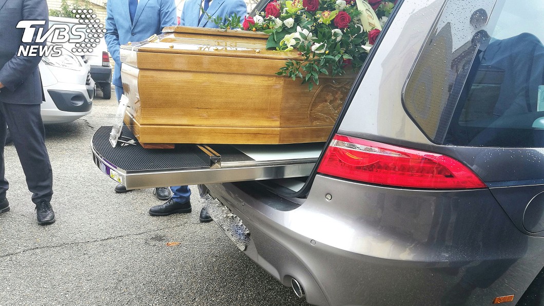 悚!家門頻撞見「靈車運遺體」 住戶嚇:小孩臉鐵青
