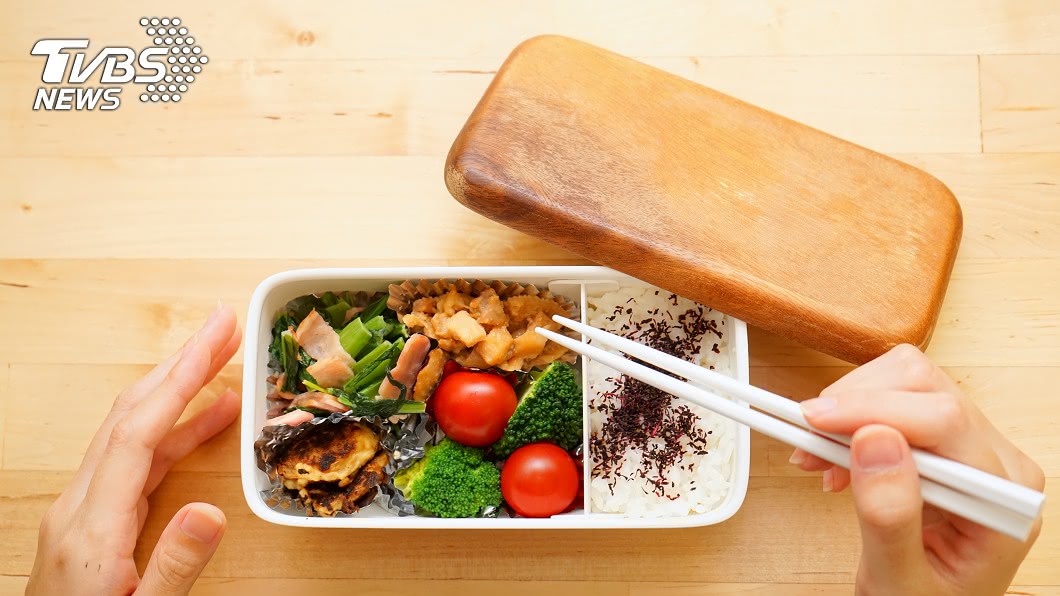 出門忘帶便當盒!老爸貼心幫「外送」 她一打開傻眼了
