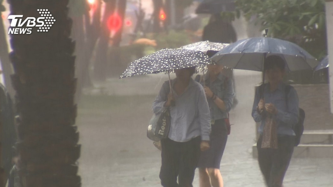 鋒面挾雨!雙北等12縣市大雨特報 慎防雷擊、強陣風