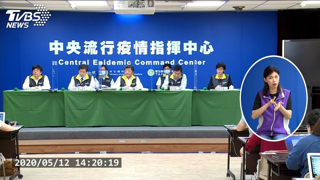 陳時中脫口罩真面目示人 疫情記者會改用隔板