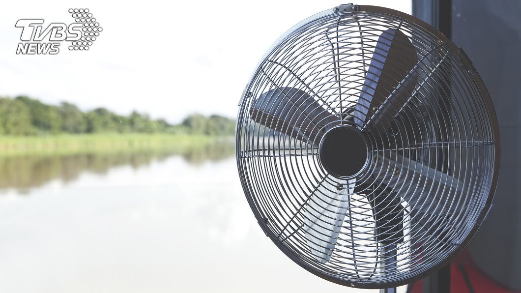 炎炎夏日!吃麵自私客「轉電扇」 網友教1招反制