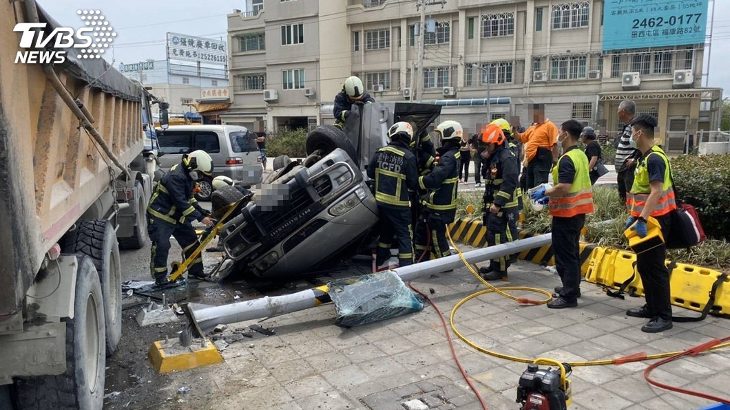 台中休旅車外側左轉擦撞砂石車翻覆 2人送醫