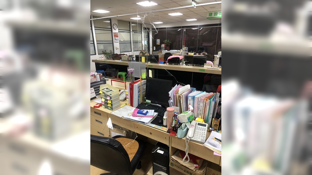 申請紓困不符資格　失業男暴怒徒手擊破防疫隔板