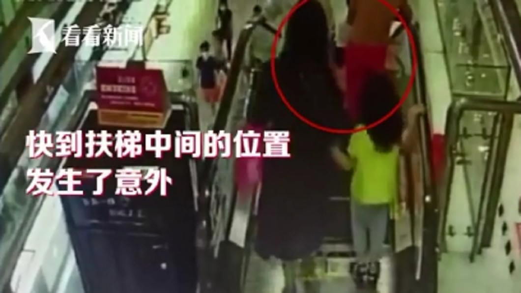 1歲女嬰手臂捲入手扶梯 全因父母此習慣