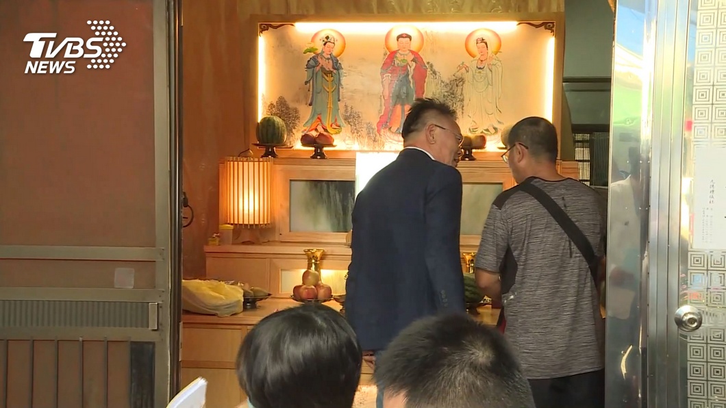 被撞致死騎士妻子墜樓送醫 韓賜村探視遭家屬怒嗆
