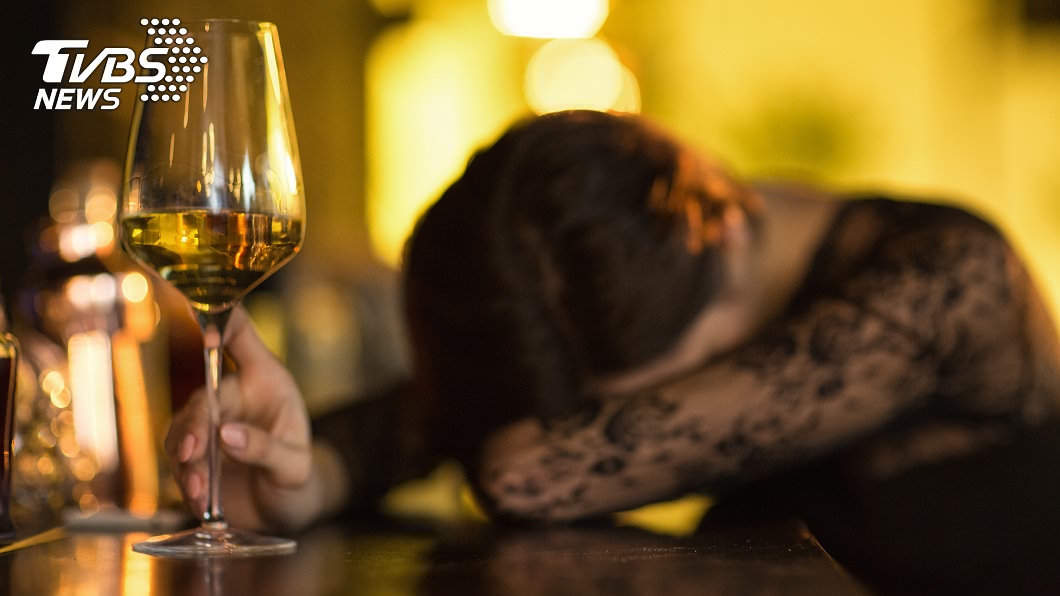 台中辣妹喝茫扒光衣服上街 撒嬌問警:能帶我回家嗎?