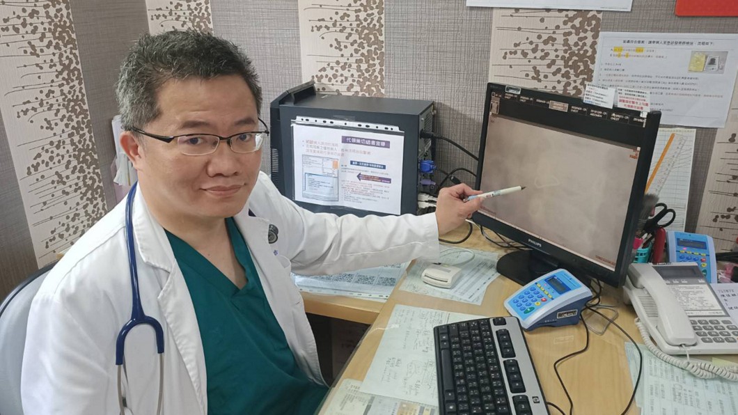 1歲童嚴重咳嗽5天 X光一照驚見釘書針險腸穿孔