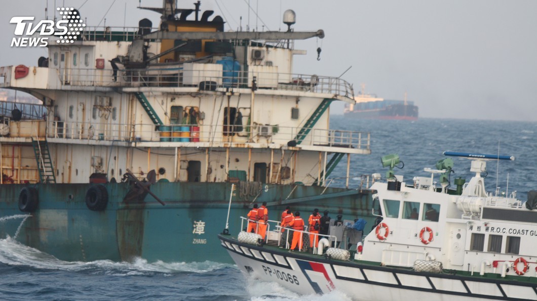 陸船越界盜取台灣灘海砂　海巡艦隊優勢掌控驅離
