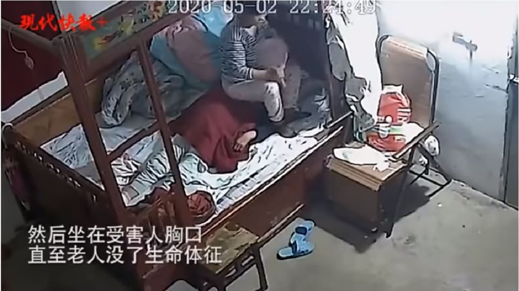 家屬調閱監視器,發現保姆竟坐在老太太的胸口上直到她斷氣。(圖/翻攝自YouTube)