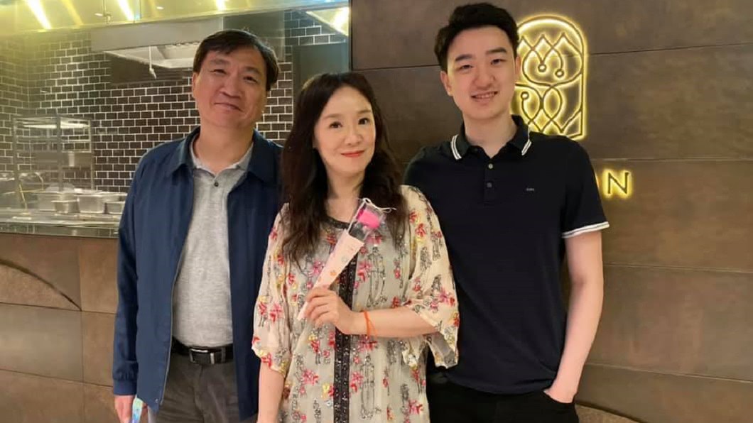 對於兒子願意接棒,徐薇夫婦喜出望外。(圖/翻攝自大成小館臉書)