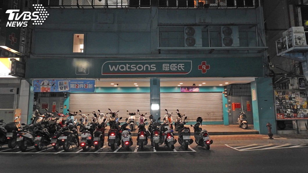 2嫌深夜持刀槍闖屈臣氏搶走18萬 女店員遭綑綁