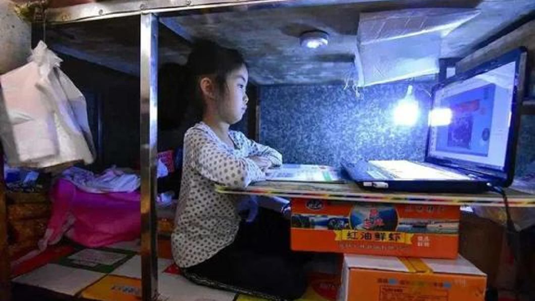 7歲女每日陪父母擺攤窩攤下讀書 網封:亞洲版哈利波特