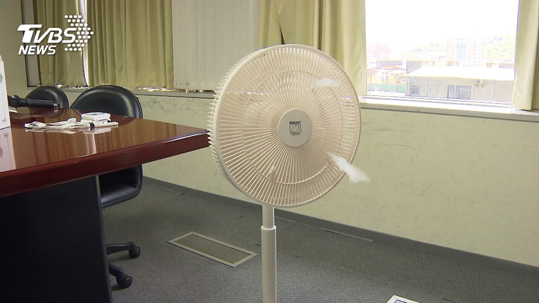 都拚「角度」 伸縮電蚊拍PK電扇波浪式擺頭